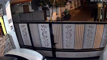 Terekam CCTV, Aksi 3 Menit Pencuri Bawa Kabur Mobil Pikap di Bekasi