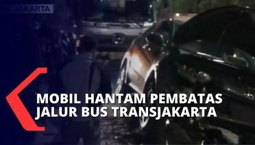 Minimnya Tanda Peringatan, Sebuah Mobil Rusak Parah Akibat Hantam Separator Bus Transjakarta