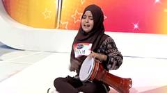 Keren banget, Rahayu bisa bernyanyi sambil main alat musik Djembe.
