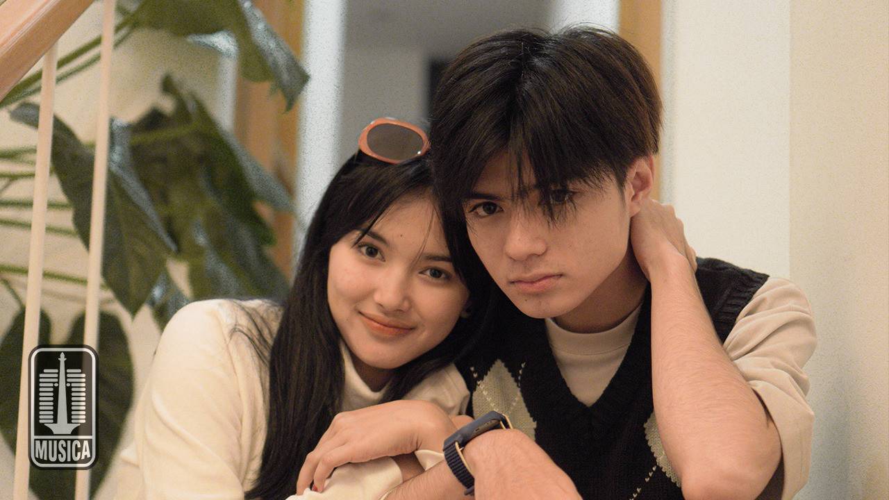 Ularning hammasi navbatma-navbat anusda suzadi