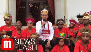 Momen Jokowi Bercengkerama Dengan 30 Anak SD dari Papua