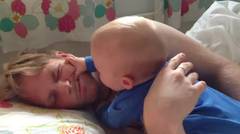 Video Lucu Bayi Membangunkan Ayahnya