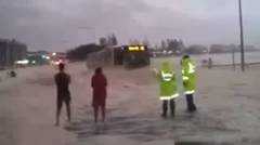 mobil ajaib muncul dari banjir