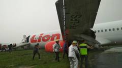 Pesawat Lion Air Tergelincir di Bandara Supadio
