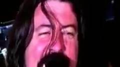 Dave Grohl nyanyikan sebuah lagu untuk fansnya yang mabuk dan menangis