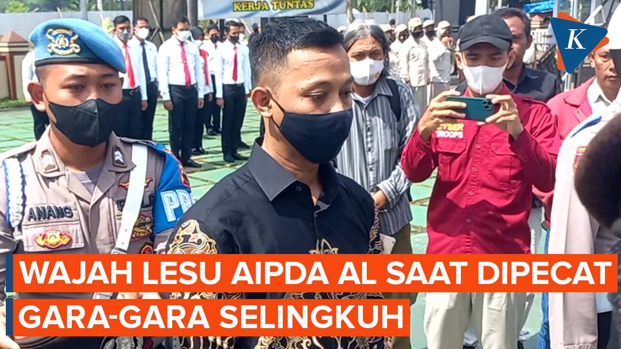 Aipda Al Tertunduk Lesu Saat Upacara Pemecatan Digerebek Warga Saat