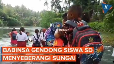 Biar Bisa Sekolah, Anggota TNI Bantu Siswa SD Seberangi Sungai di Halmahera Barat