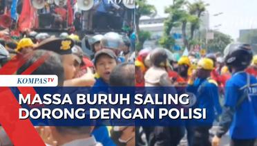 Dihalau saat Jalan ke Istana, Massa Buruh Ricuh dan Saling Dorong dengan Polisi!