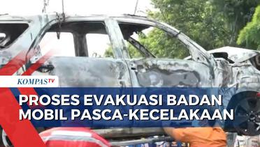 Petugas Terjunkan Alat Derek, Evakuasi Mobil Pasca Kecelakaan Beruntun Tol Jakarta-Cikampek