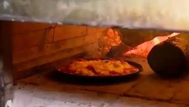 Kelezatan Pizza Tradisional Menggunakan Kayu Bakar