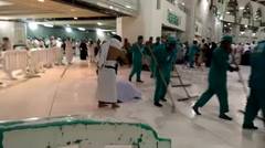 Bagaiman Tim kebersihan membersihkan Masjidil Haram
