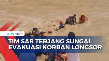 Akses Jalan Terputus, Tim SAR Terjang Sungai Evakuasi Korban Longsor yang Terisolasi