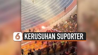 Detik-Detik Suporter Malaysia Lempar Flare ke Suporter Indonesia