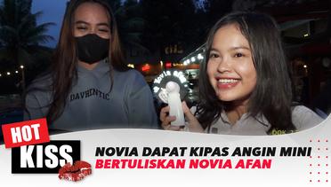 Buka Kado dari Fans, Novia Dapat Hadiah Kipas Bertuliskan Love Novia Afan | Hot Kiss