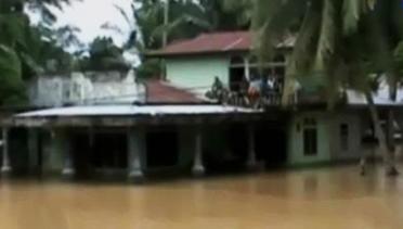 VIDEO: Belum Surut, Korban Banjir di Jambi Bertahan di Atap