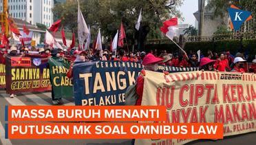 Menanti Putusan MK, Massa Buruh Bakar Ban hingga Bergerak Kepung Gedung MK