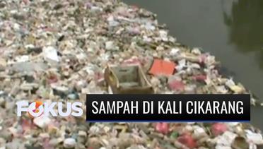 Huek! Ratusan Kubik Ton Sampah Berbulan-bulan Tutupi Badan Kali Cikarang, Bekasi | Fokus