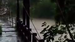 robohnya jembatan di daerah Pundong akibat badai Cempaka