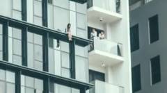 INTERMEZO: Wanita Seksi Hebohkan Penghuni Apartemen Singapura