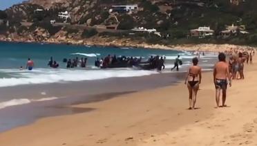 Detik-Detik Turis di Pantai Dikagetkan Rombongan Pencari Suaka