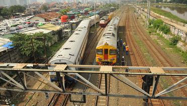 News Flash: 3 Gerbong Kereta Anjlok Berhasil Diangkat, Jalur KRL Normal