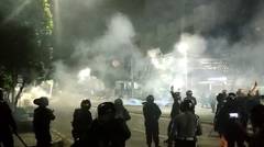 Polisi Tembakkan Rentetan Gas Air Mata ke Arah Pendemo