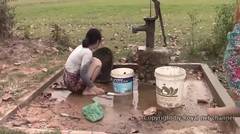 Gadis Desa Mandi Di Sawah Menggunakan Pompa Sumur Bor Umum