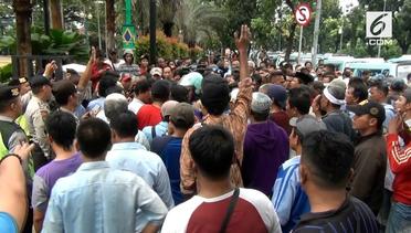 Sopir dan Warga Demo Penutupan Jalan di Depan Stasiun Tanah Abang