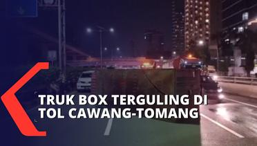 Pecah Ban, Truk Box Pengangkut Es Terguling di Tol Cawang-Tomang