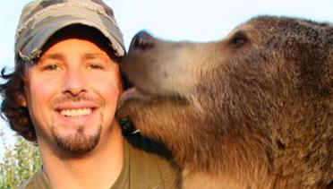 Pria Pecinta Binatang Pilih Beruang Buas Jadi Peliharaan 