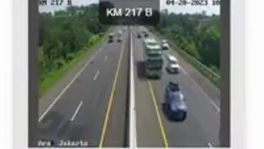 Pantauan CCTV Jalan Tol Arah Jakarta-Semarang