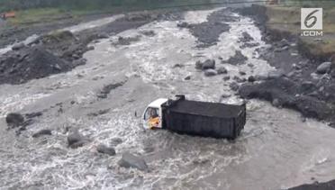 Diperingatkan Masih Nekat Truk Terjebak Banjir Lahar 