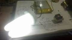 Hidupkan Lampi Neon CFL Bekas Dengan Batere HP 3 Volt