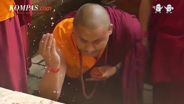 Sambut Waisak, Umat Buddha dan Para Biksu Lakukan Penyucian Diri