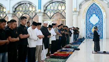 Presiden Jokowi Salat Jumat di Masjid Agung Sumatera Utara, Medan, 12 April 2024