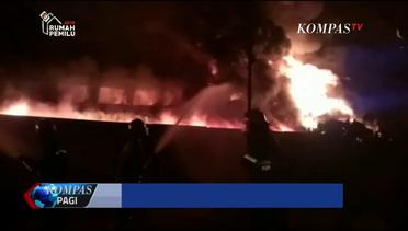 Belasan Gerbong Kereta Api Bekas di Purwakarta Terbakar