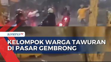 Aksi 2 Kelompok Warga Tawuran Saling lempar Petasan di Pasar Gembrong