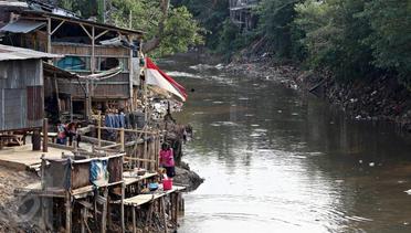 Antisipasi Banjir, Warga di Bantaran Kali Buat Rumah Panggung