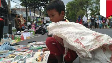 Inspiratif! Kisah bocah pemulung dan penjual tisu yang rajin membaca - TomoNews