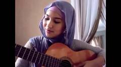 Wanita Berjilbab Main Gitar Nyanyi Lagu Hadad Alwi-Ibu