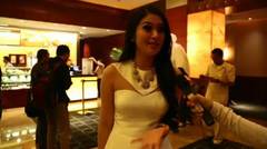 Bintang Gaya Feminim Si Cantik Sandra Dewi
