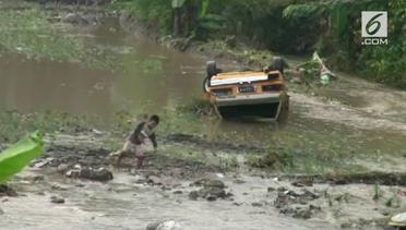 Pemandangan Usai Banjir Surut, Mobil Terbalik dan Terdampar di Sawah