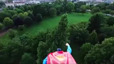 Wow, Ada 'Superman' Terbang di Atas Kota London