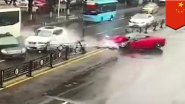 Wanita Cina hancurkan Ferrari setelah menyewa mobil - TomoNews