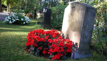 Berkunjung ke Pemakaman, Bocah Ini Malah Tewas Tertimpa Batu Nisan