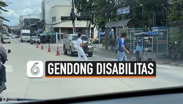 Salut, Pria Gendong Penyandang Disabilitas Menyeberang Jalan