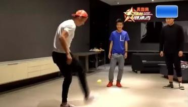 Cristiano Ronaldo Juggling dengan Bola Tenis di China
